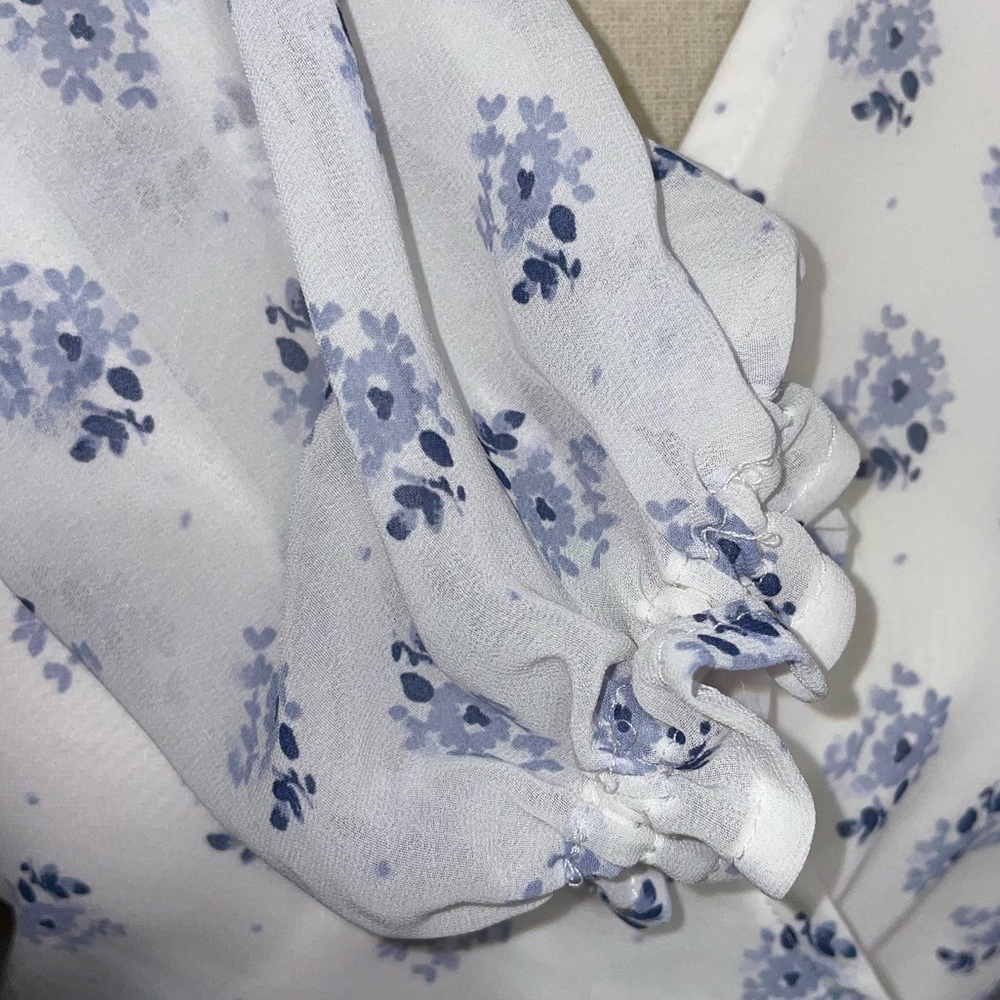 Hollister White and Blue Floral romper - EUC - Picture 5 of 6
